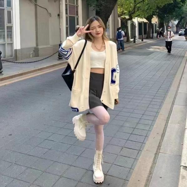 初秋温柔针织衫搭配，打造温暖时尚感